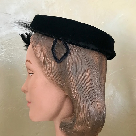 CHIC 1950s BLACK VELVET TOQUE WITH BLACK FEATHER AND CRIN TRIM. main image 5